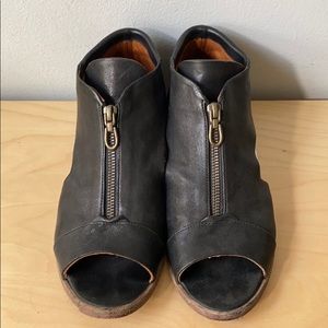 P Monjo zip up black leather sandals